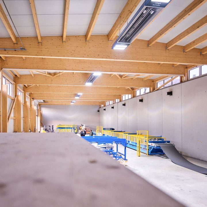 Lyst værksted med træbjælker i taget