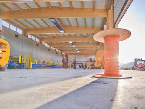 Offene Halle mit Holzdach und installierter Hallenheizung von KÜBLER an der Decke