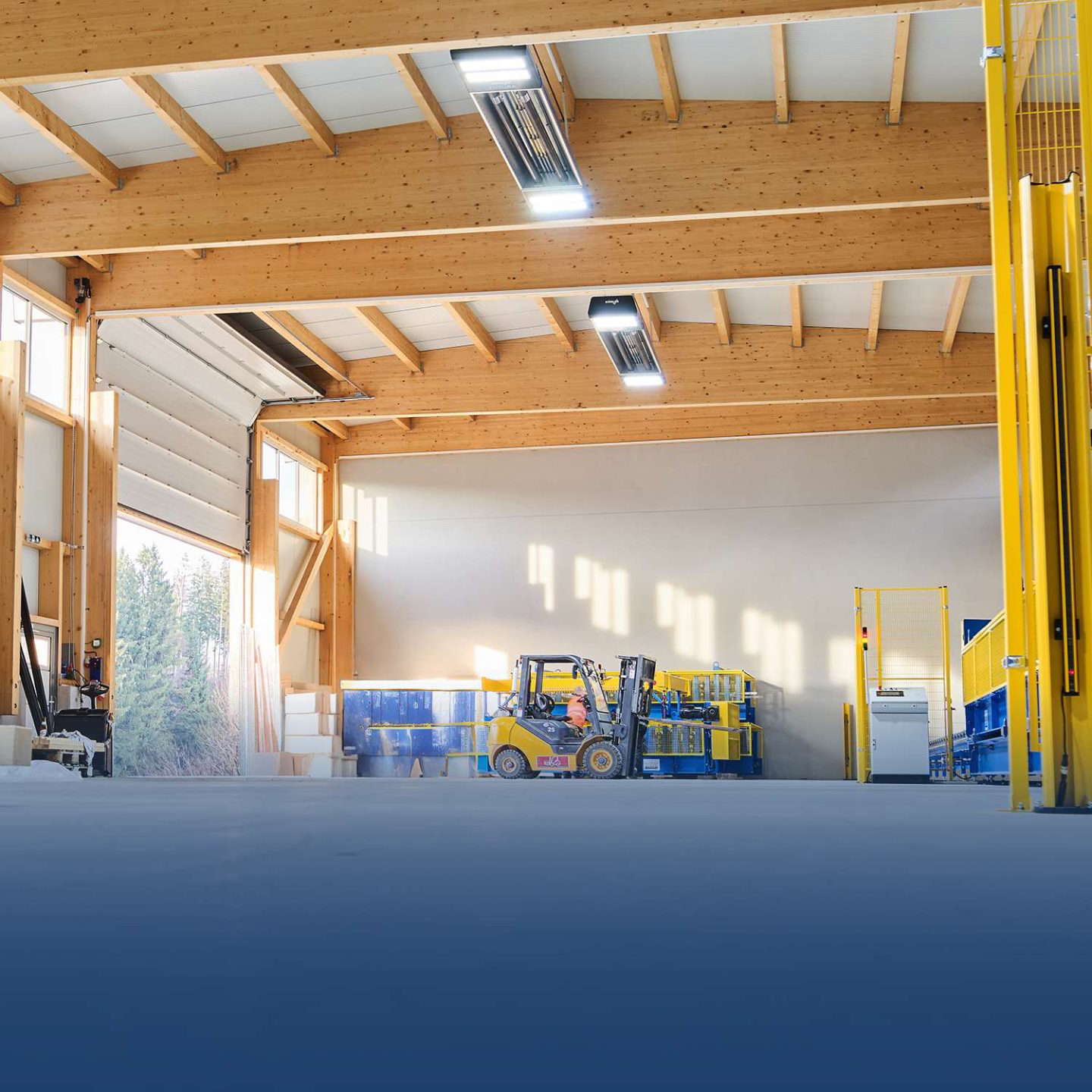 Valoisa varasto, jossa on haarukkatrukki ja puurakenteet