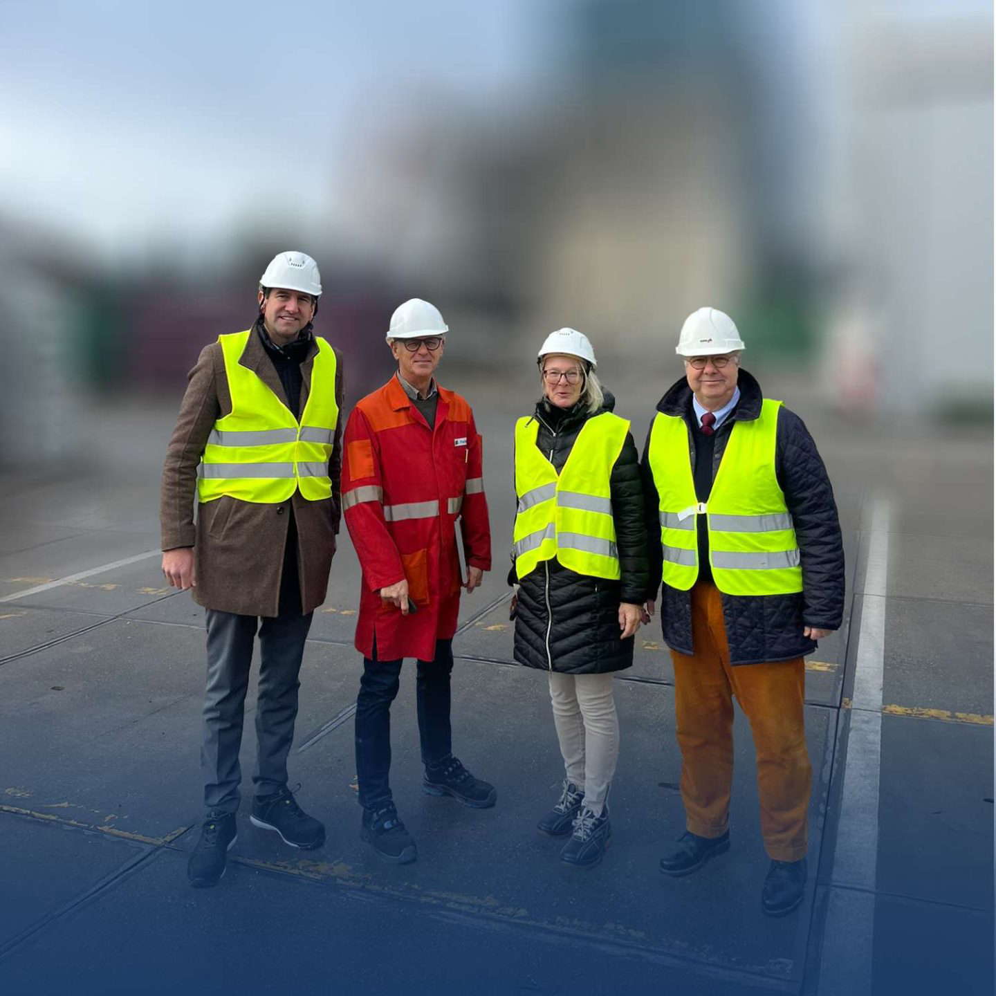 Fire personer i beskyttelsesudstyr på byggeplads