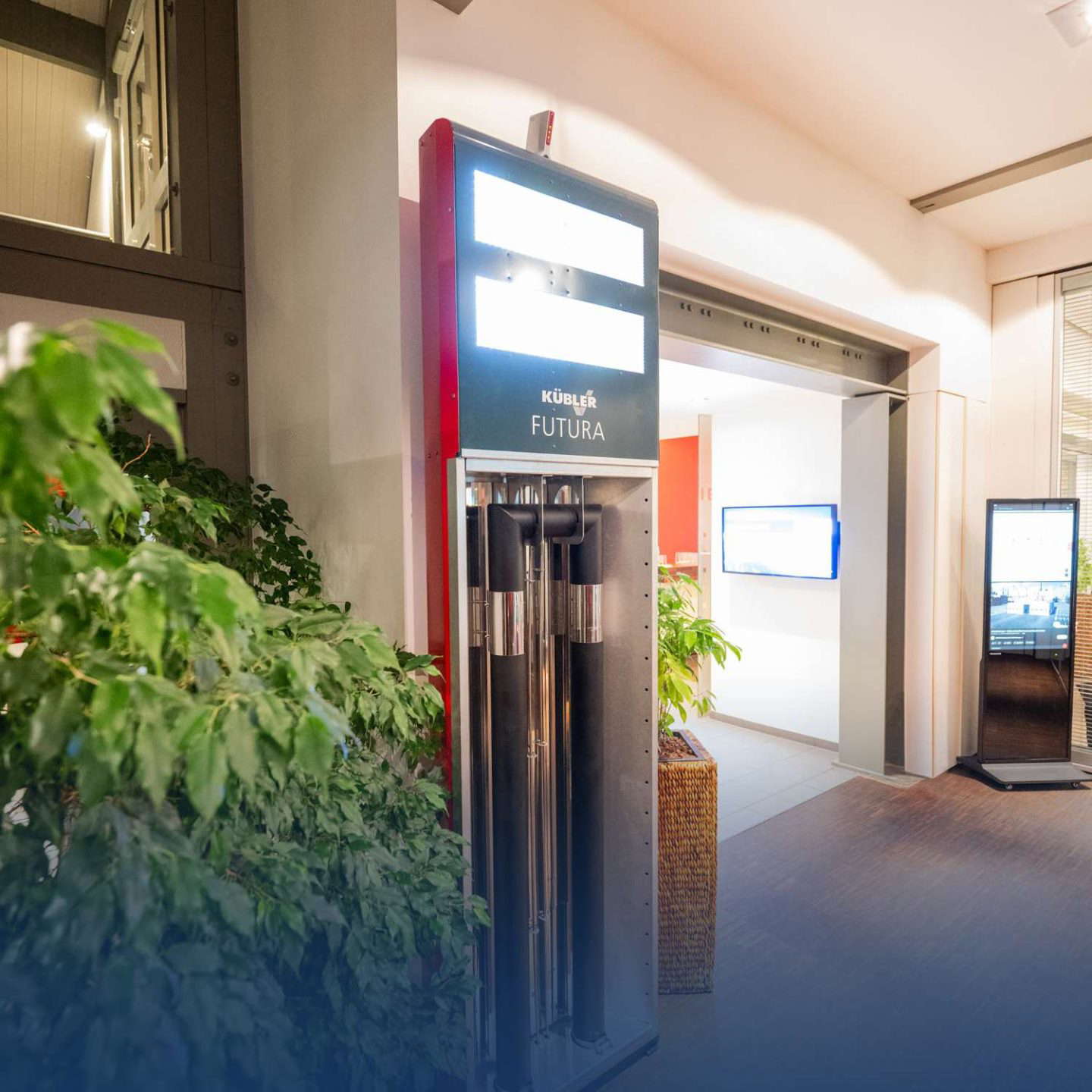 Esernyők egy modern beltéri állomáson