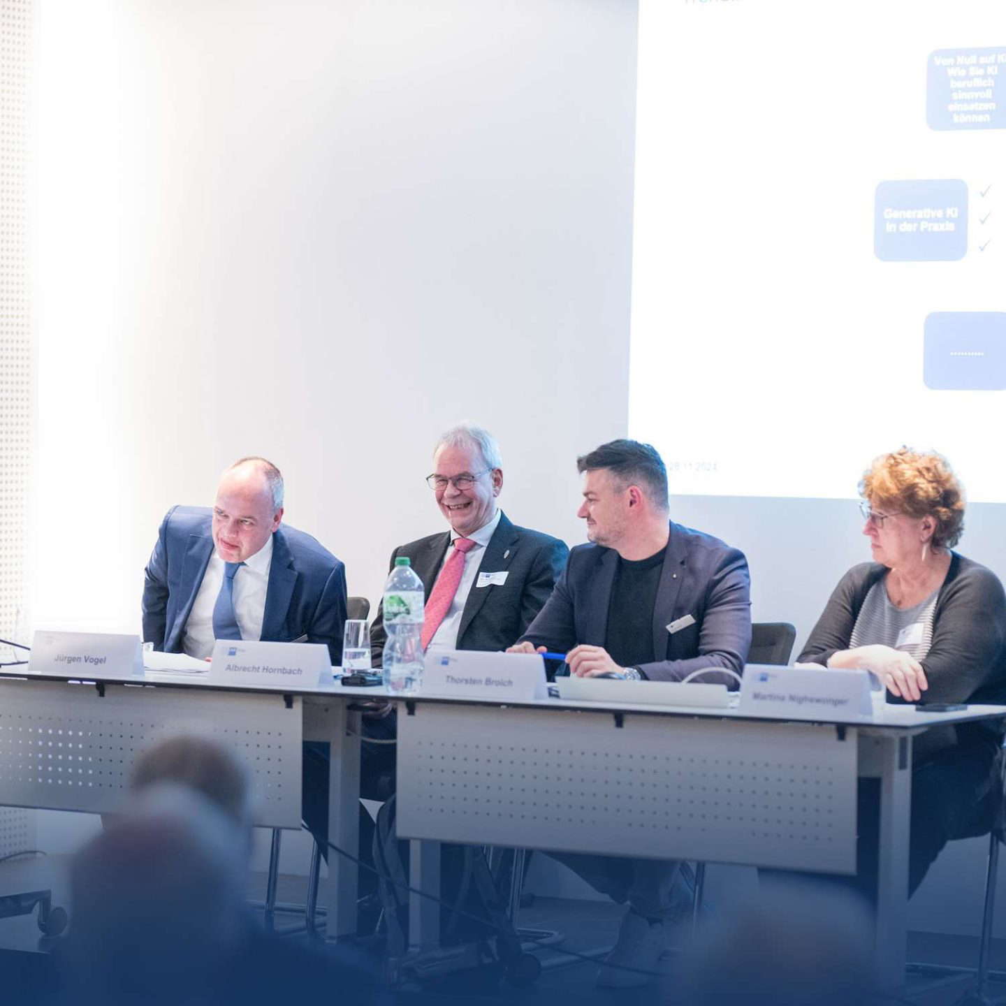 Négy ember egy panelbeszélgetésen