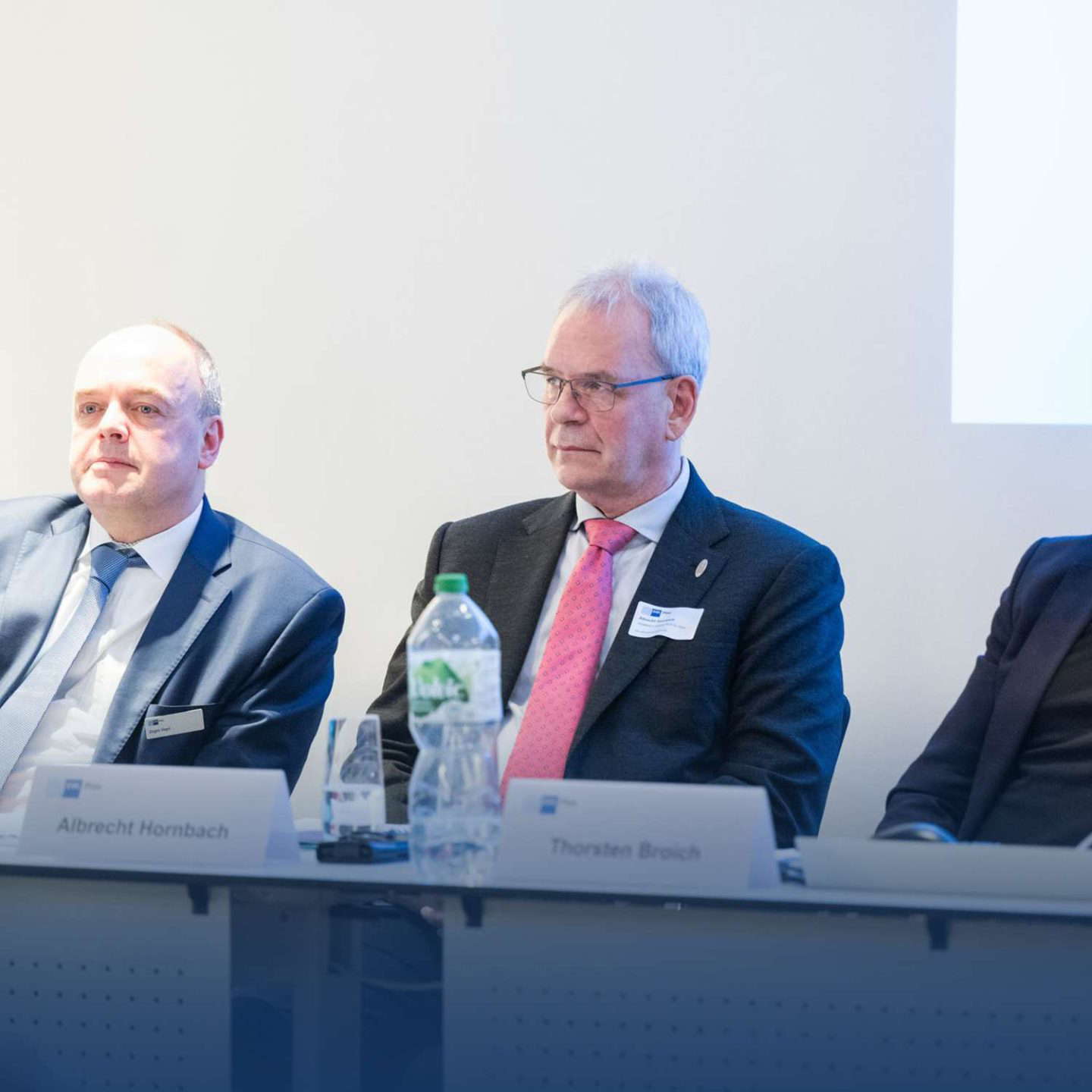 Három üzletember a konferencián