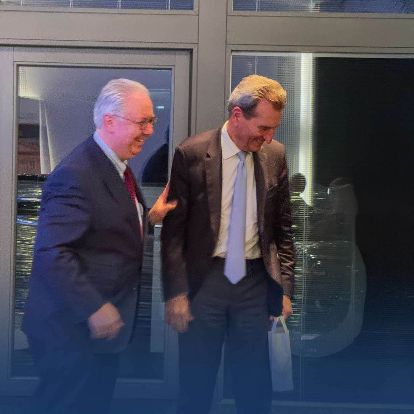 Két üzletember mosolyogva sétál