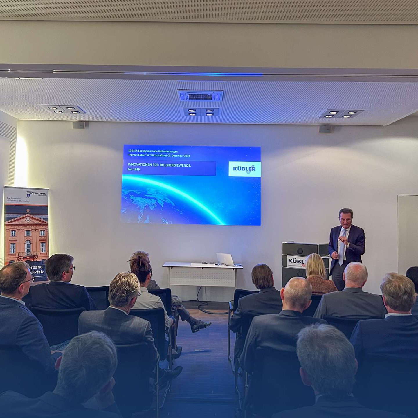 Előadás az energetikai innovációkról egy üzleti konferencián