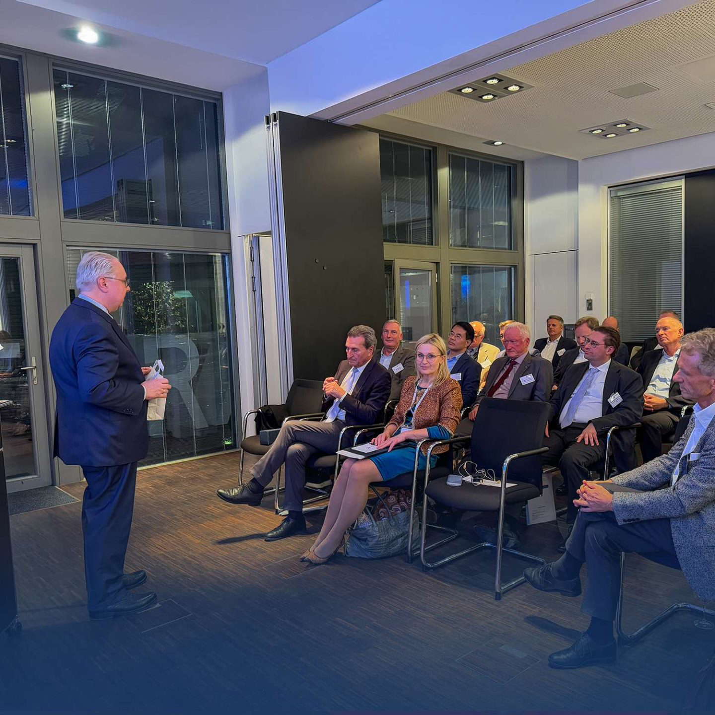 Férfi tart előadást ülő közönség előtt