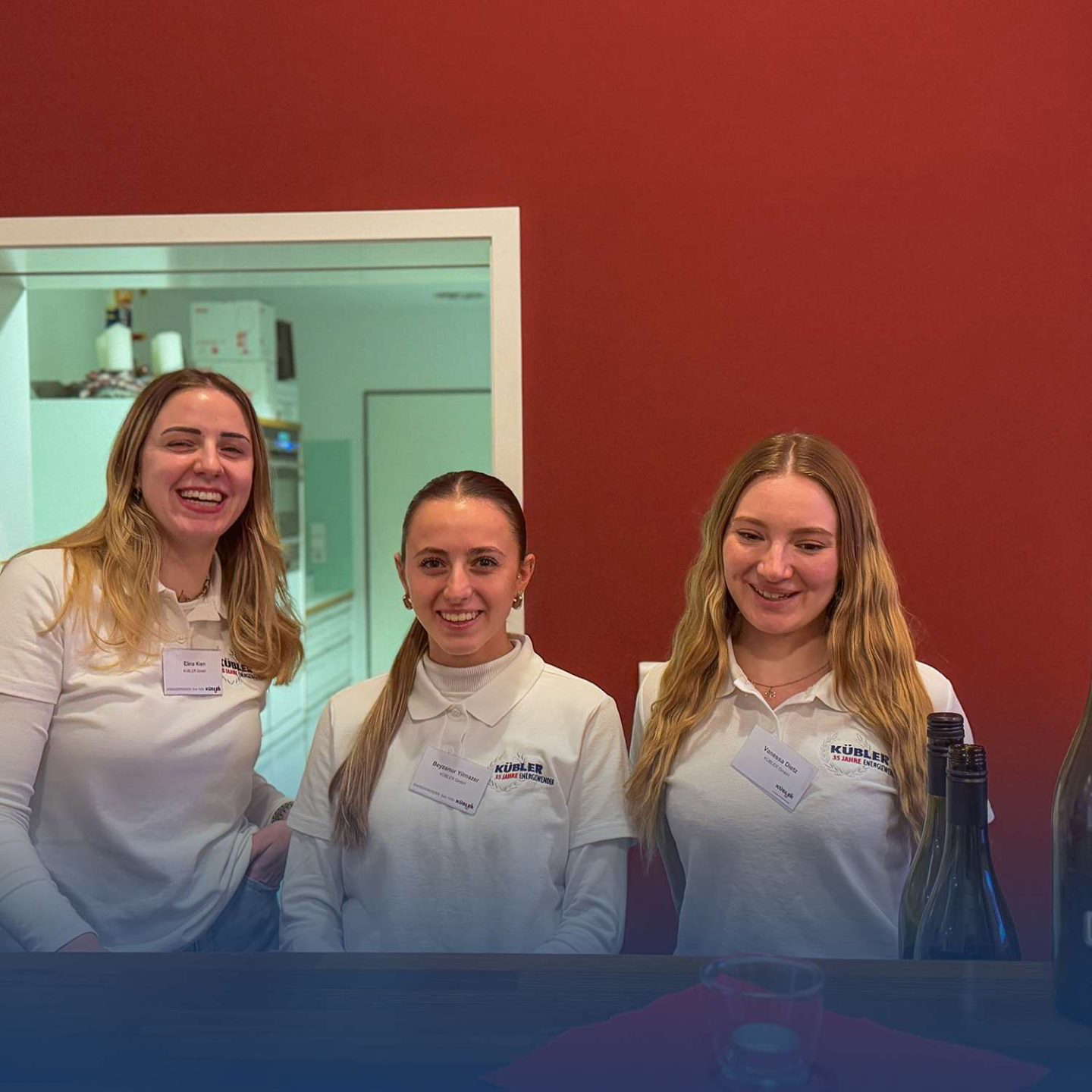 Három mosolygó alkalmazott egy információs standnál