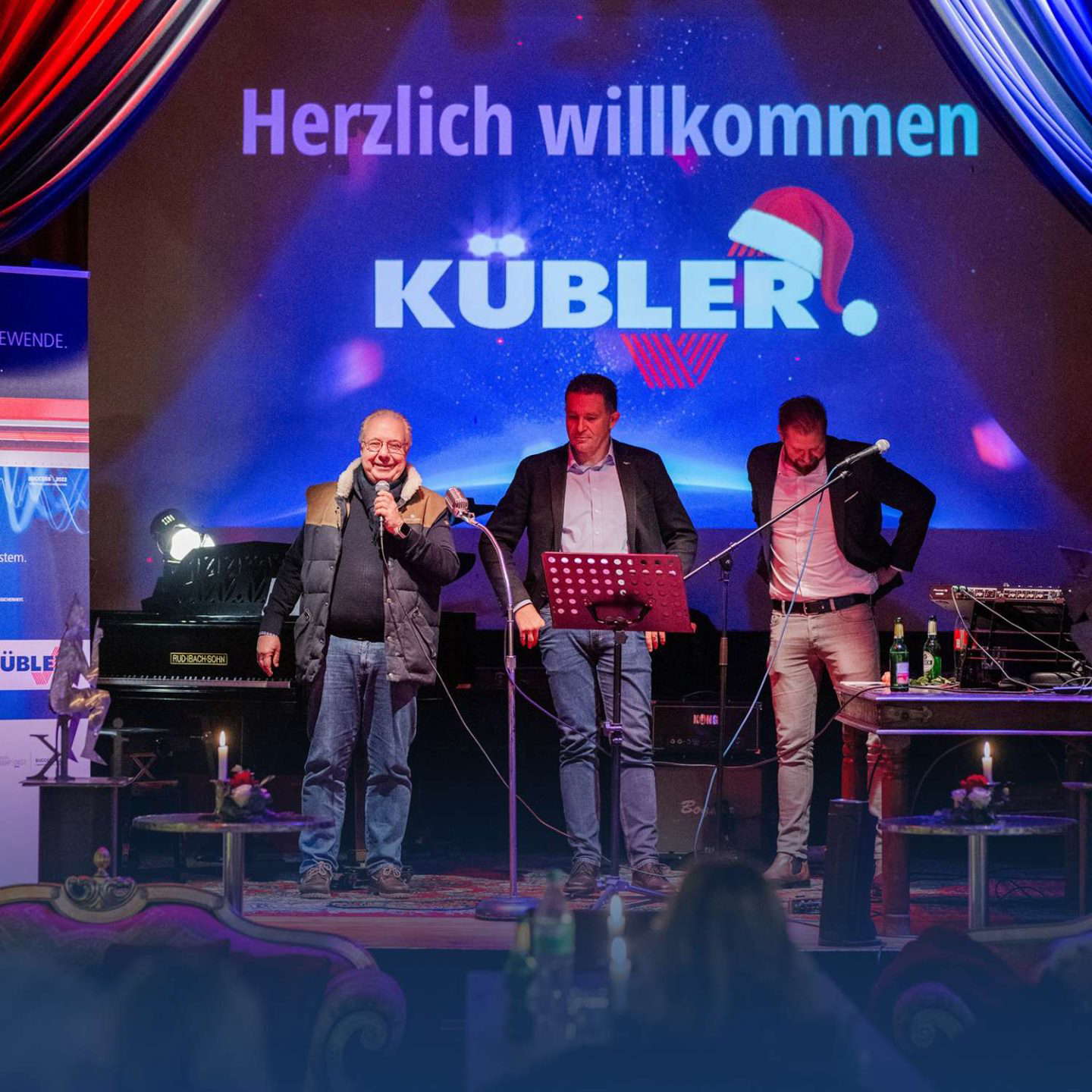 Kolme miestä puhuu KÜBLER-tapahtumassa