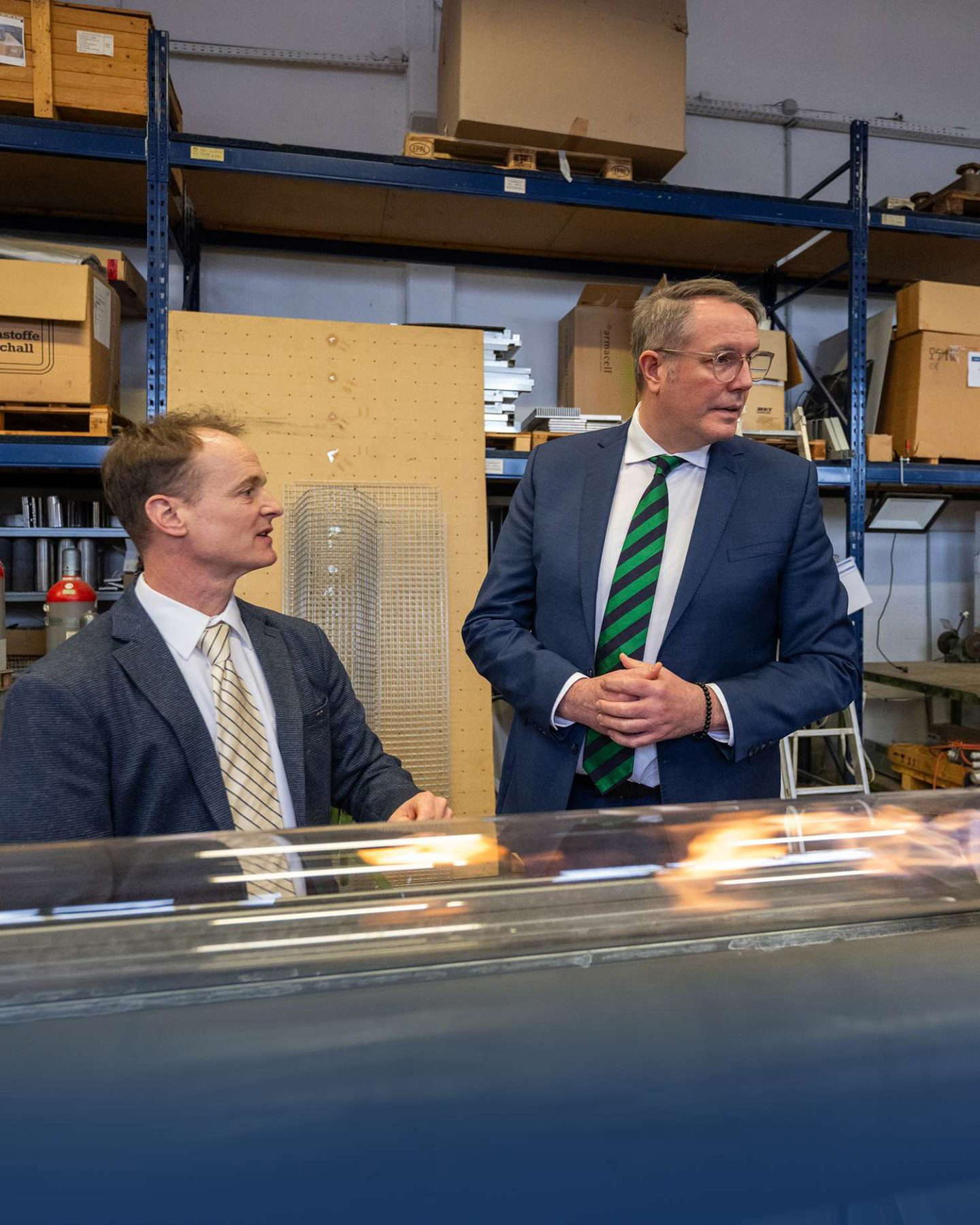 Zwei Geschäftsmänner in einem Lager