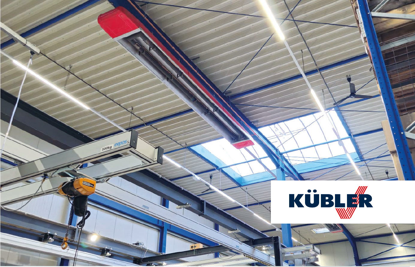 Teollisuushalli, jossa on nosturi ja varastohyllyjä