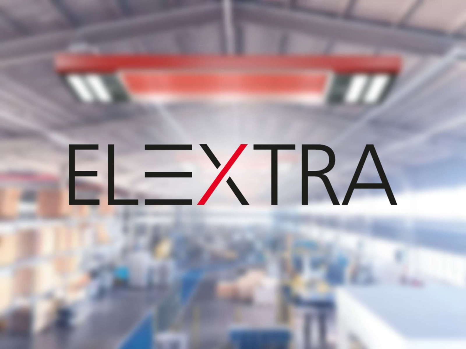 Logo von EleXtra auf unscharfem Fabrikhintergrund
