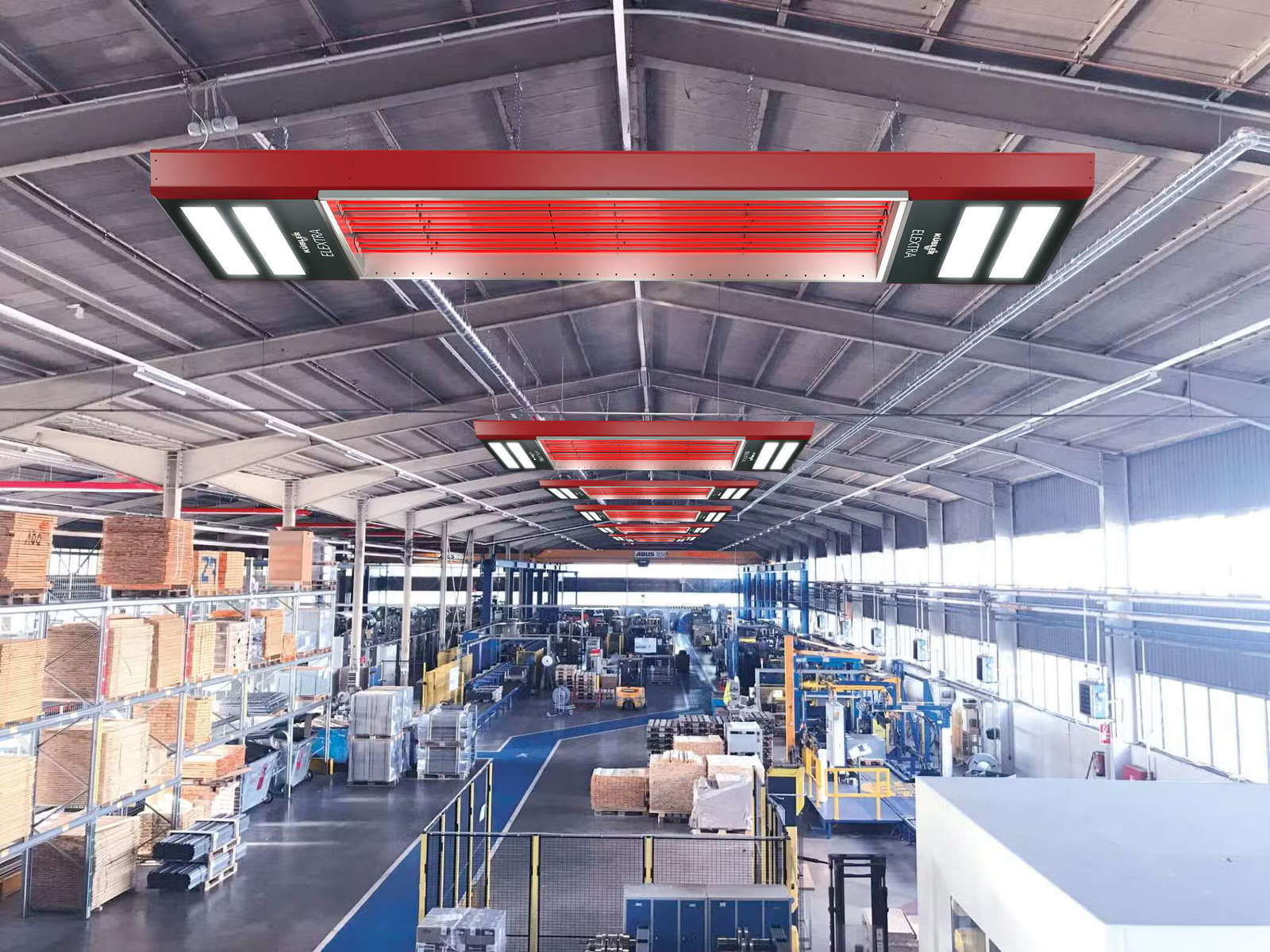 Industriehalle mit Gabelstaplern und Lagerregalen