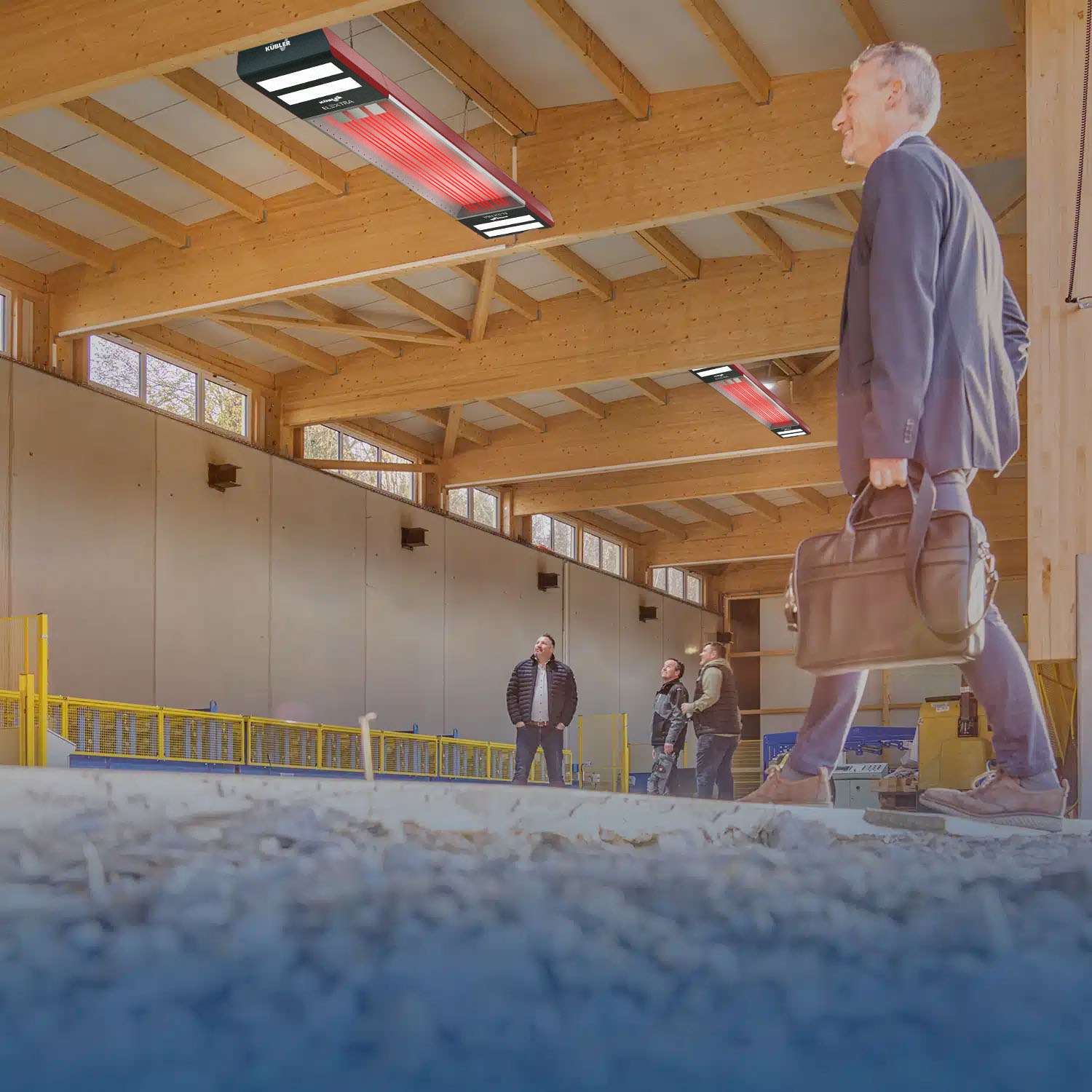 Mann mit Aktentasche in moderner Holzbau Halle