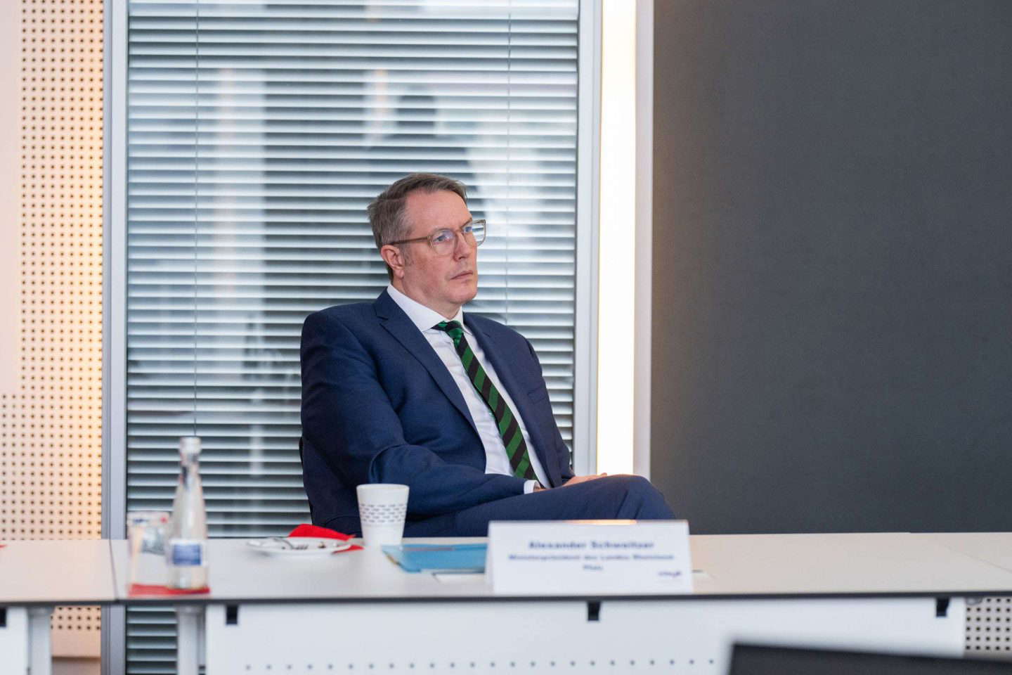 Geschäftsmann sitzend im Besprechungsraum nachdenklich