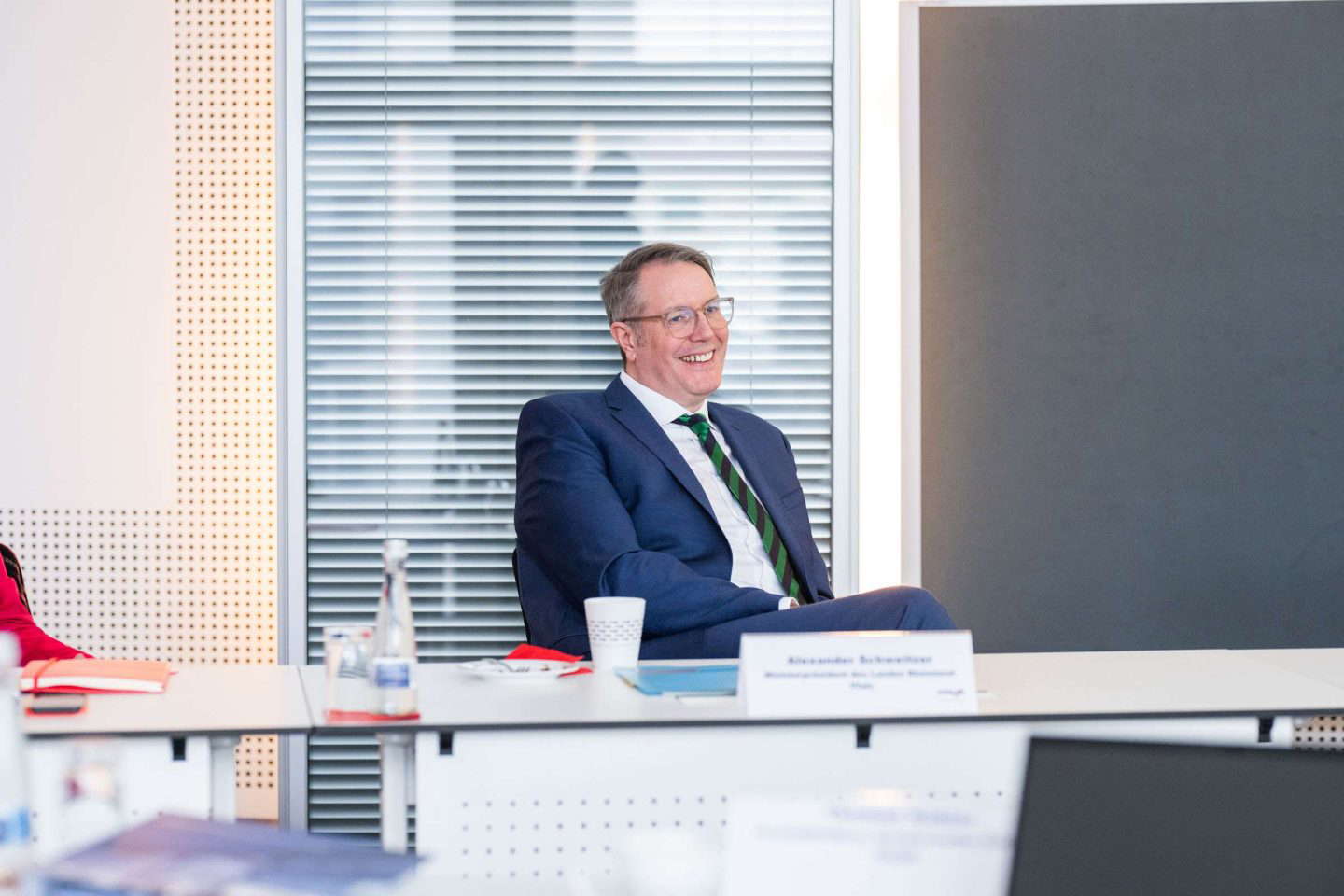 Lächelnder Mann bei einer Geschäftssitzung