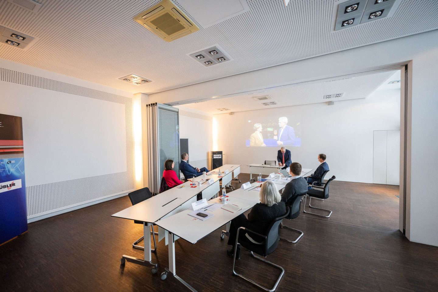 Konferenzraum mit Teilnehmern und Präsentation