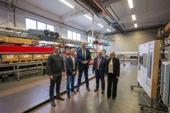 Пять человек в промышленной мастерской