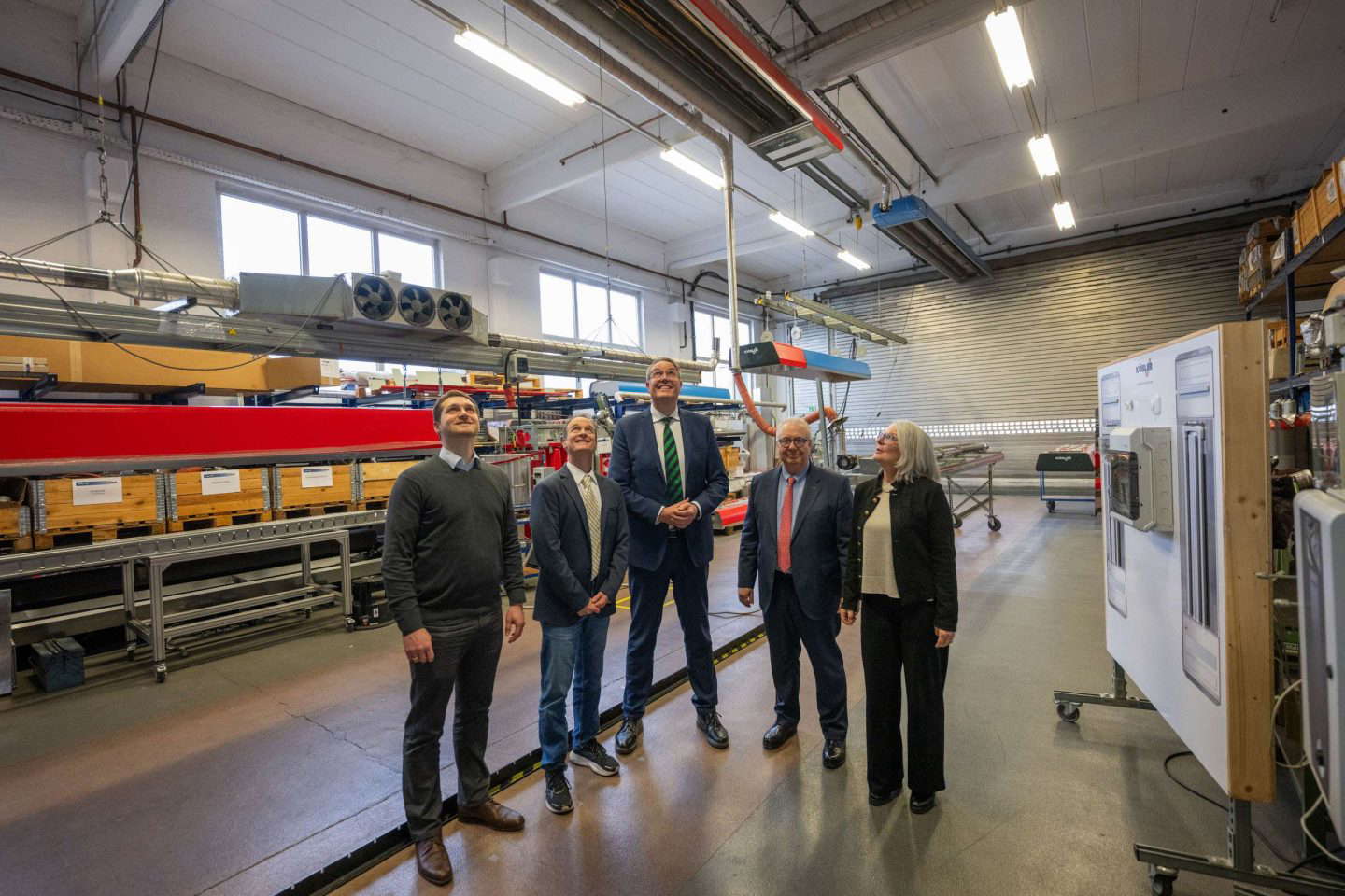 Führungskräfte besichtigen Industrieanlage