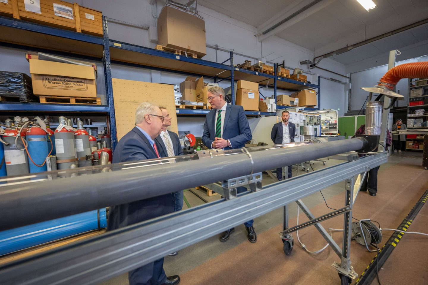 Drei Männer inspizieren Industrieanlage