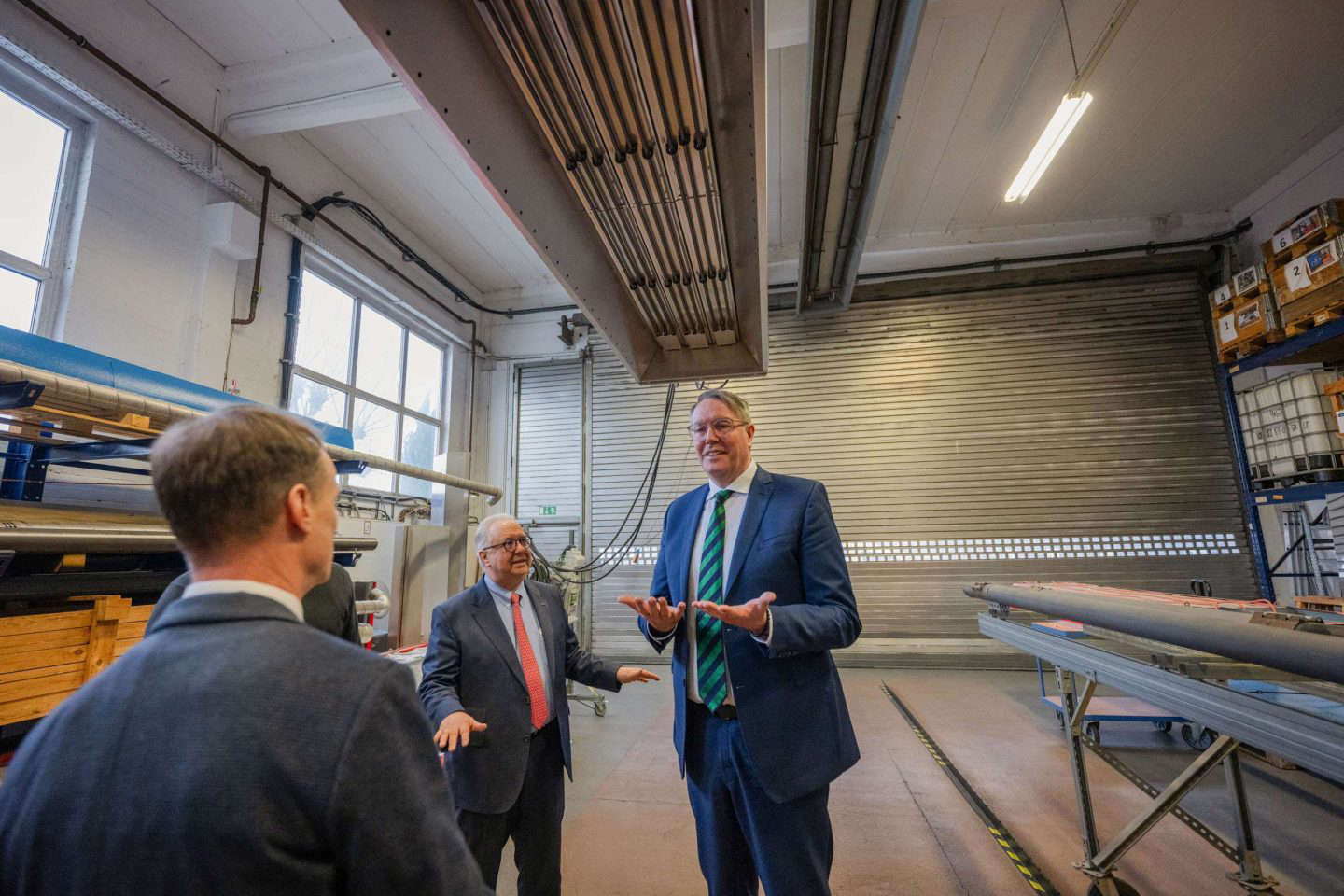 Geschäftsgespräch in einer Industrieanlage