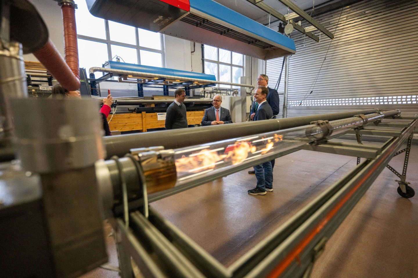 Personen betrachten Maschine mit Feuerleitung