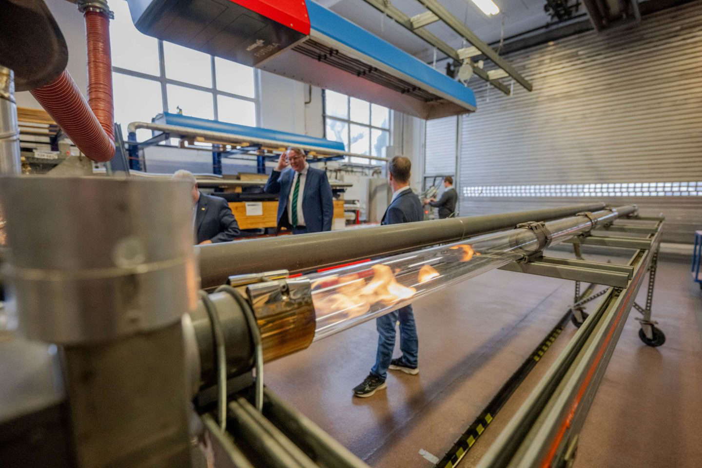 Männer beobachten industrielle Feuer-Testanlage