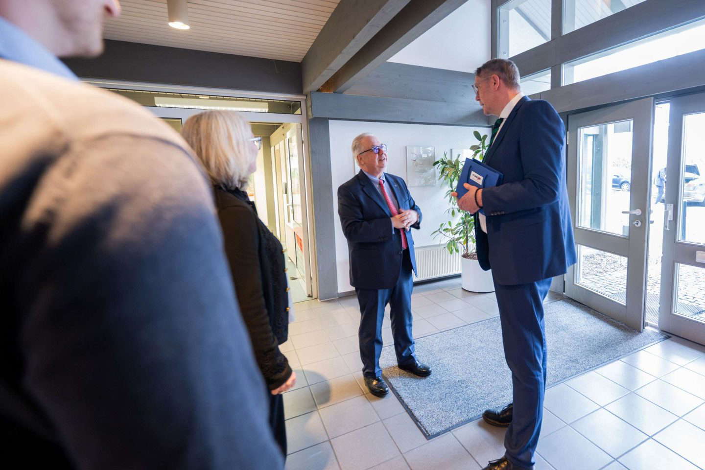 Männer unterhalten sich am Eingang eines Gebäudes