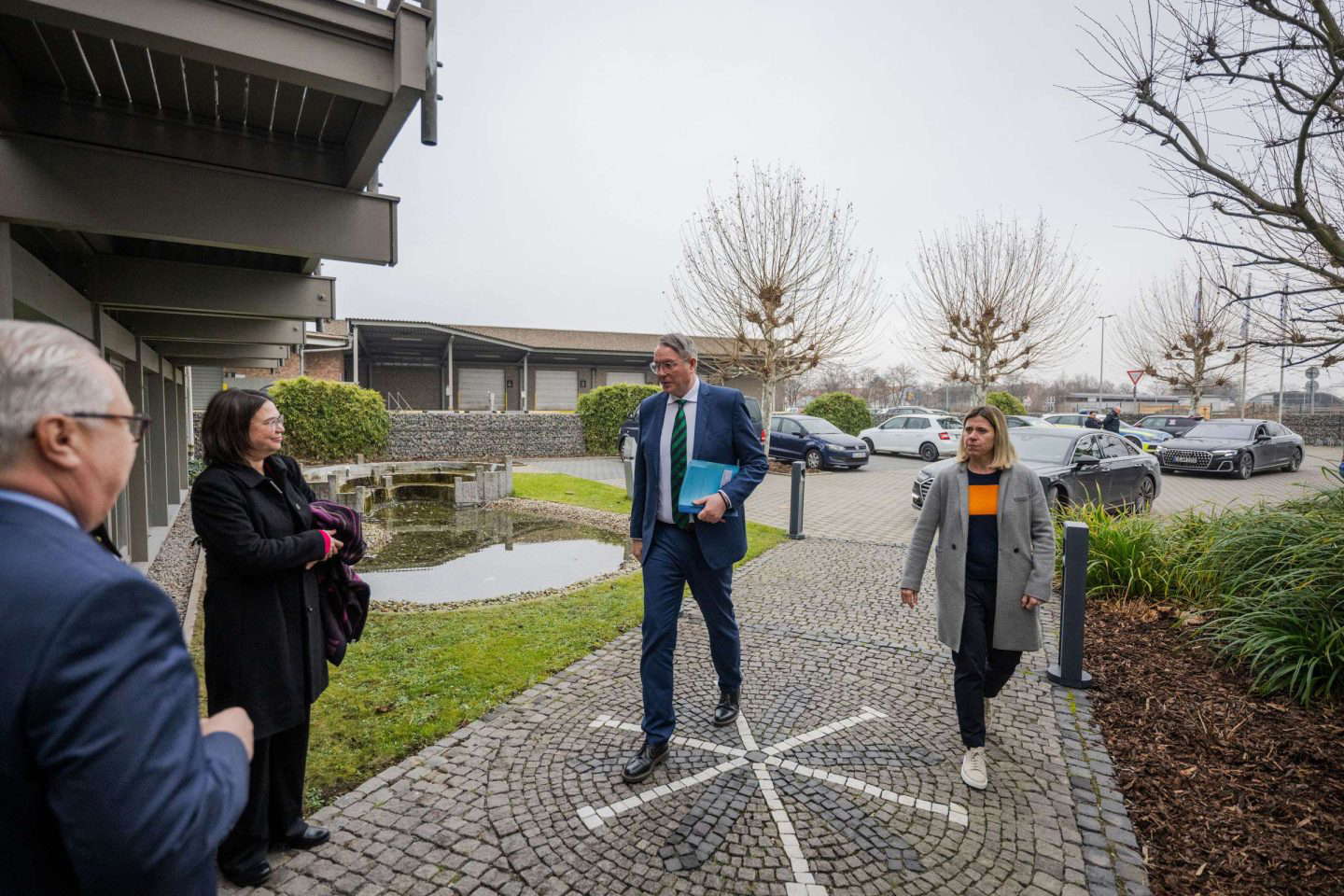 Geschäftsleute gehen bei Tageslicht