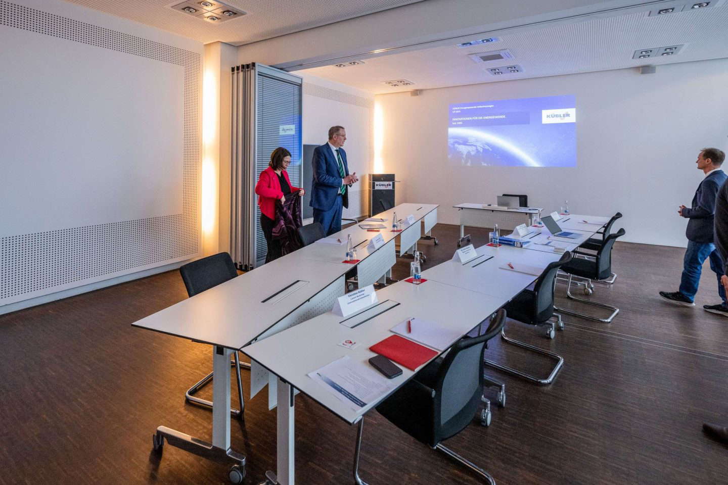 Business-Meeting in modernem Konferenzraum