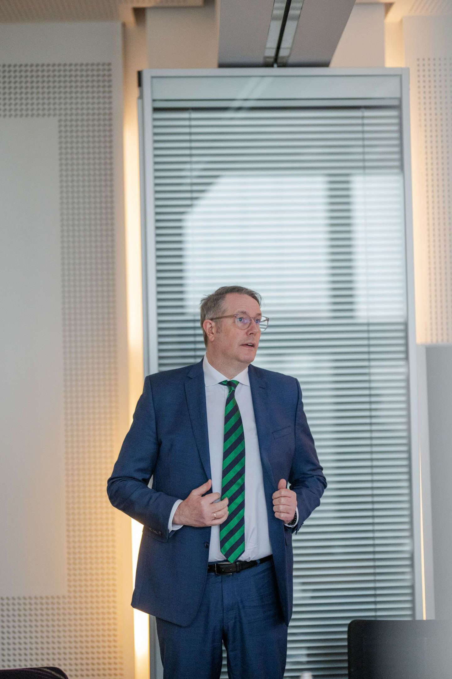 Geschäftsmann mit Anzug und Krawatte im Büro