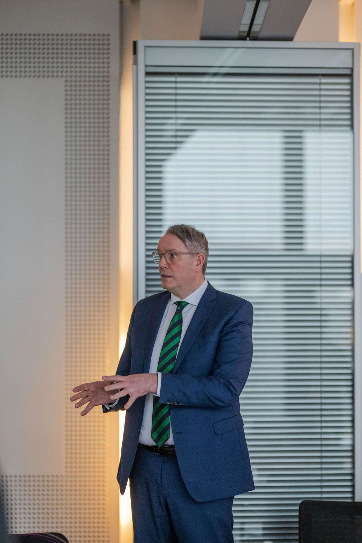 Mann präsentiert im Büro