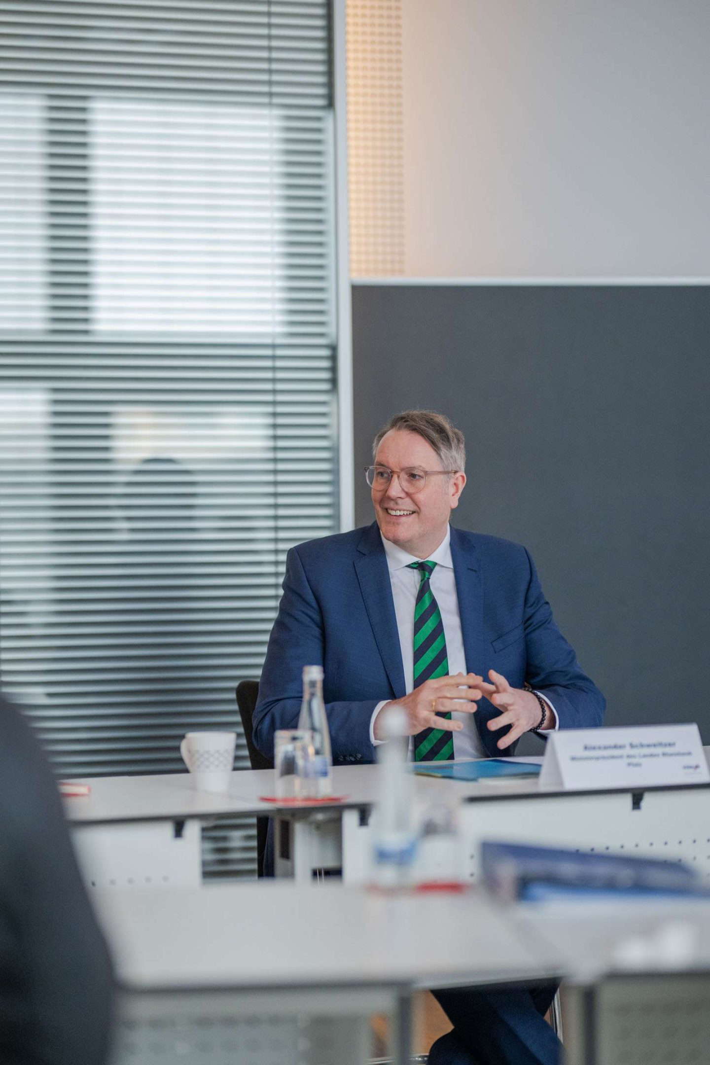 Mann in Anzug spricht bei Geschäftstreffen