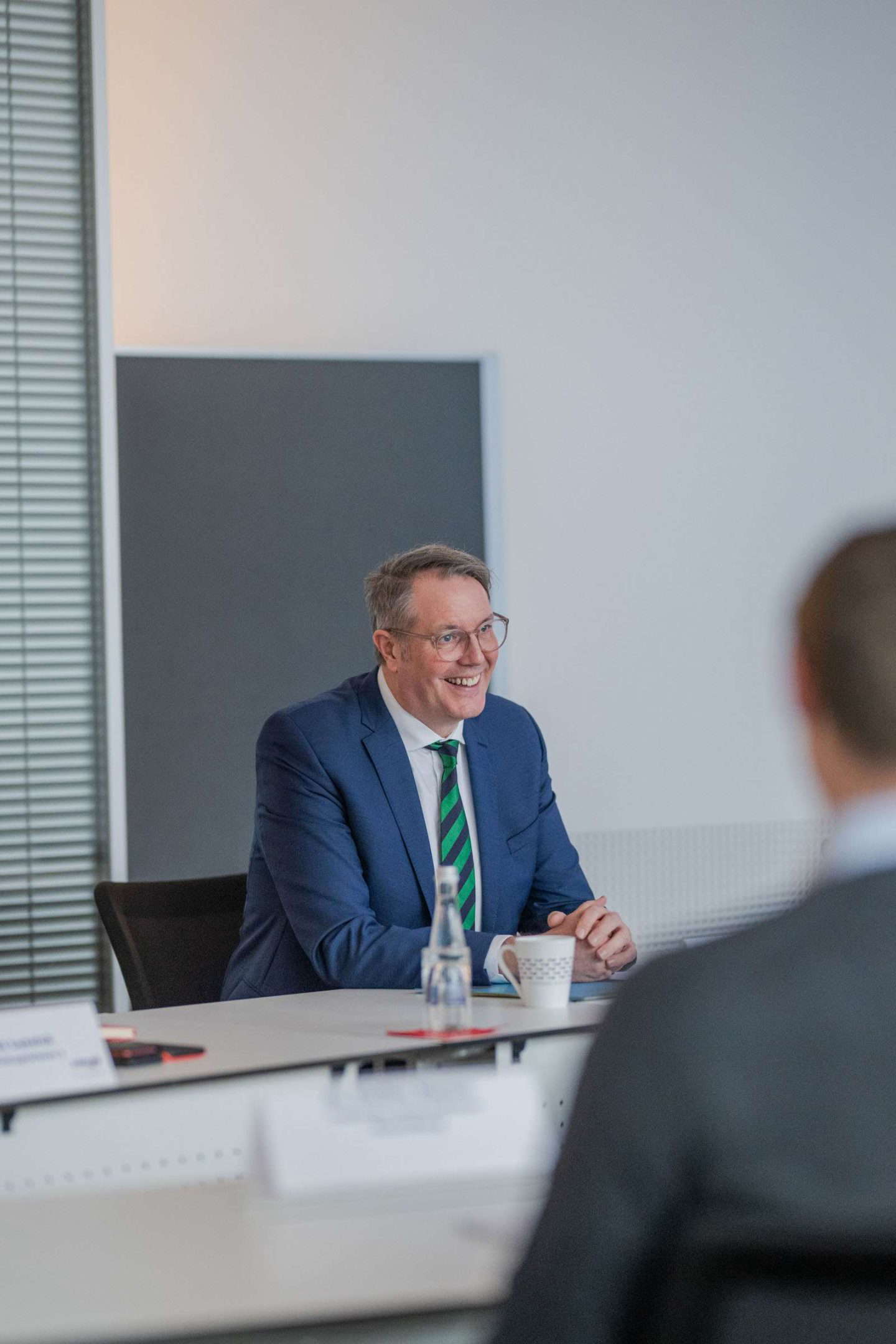 Mann lacht während Geschäftstreffen