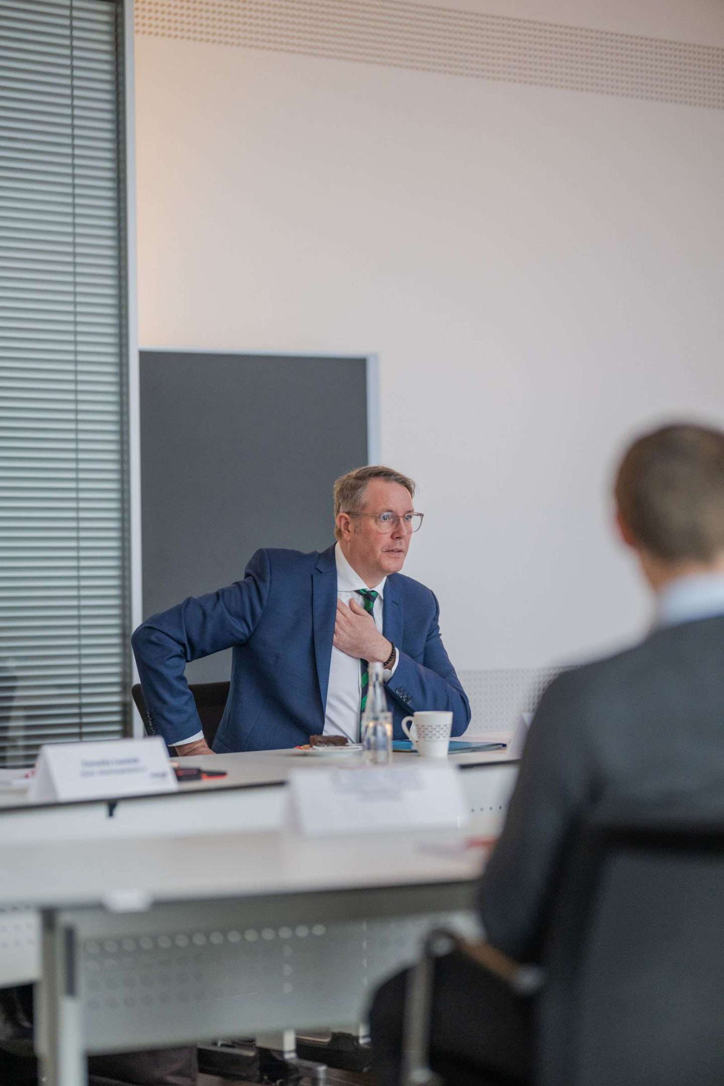 Geschäftsmann spricht bei Besprechung