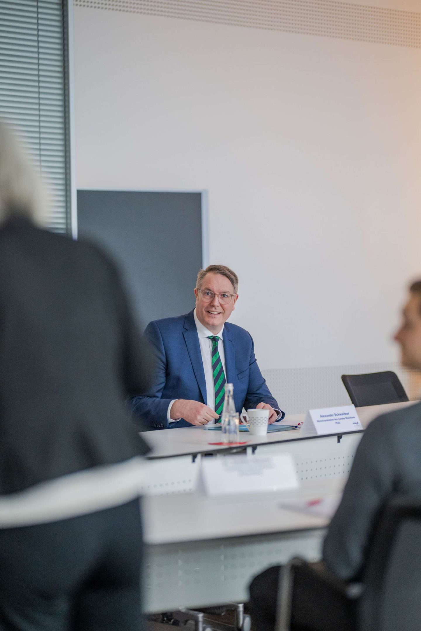 Geschäftsmann lächelt während Besprechung