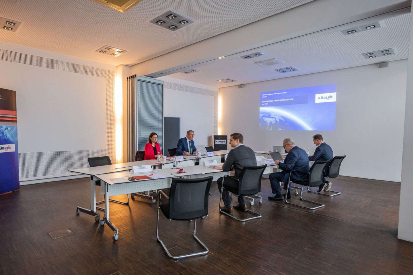 Geschäftsleute bei einer Konferenz mit Präsentation