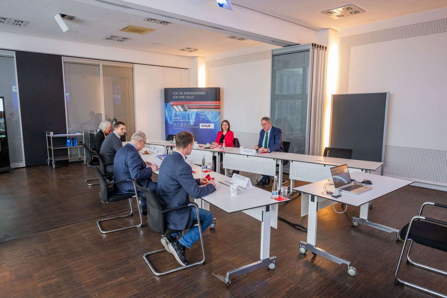 Menschen bei Geschäftstreffen im Konferenzraum