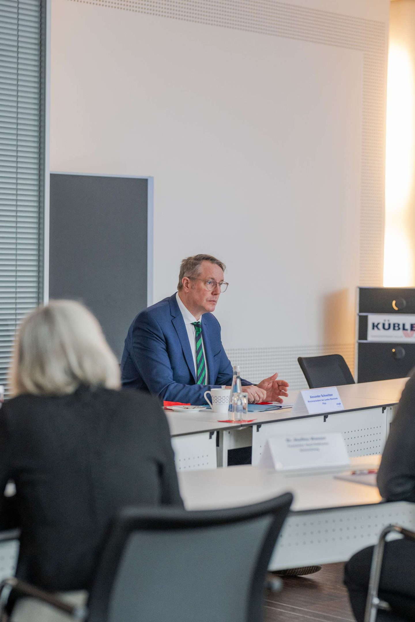 Mann spricht bei Geschäftstreffen