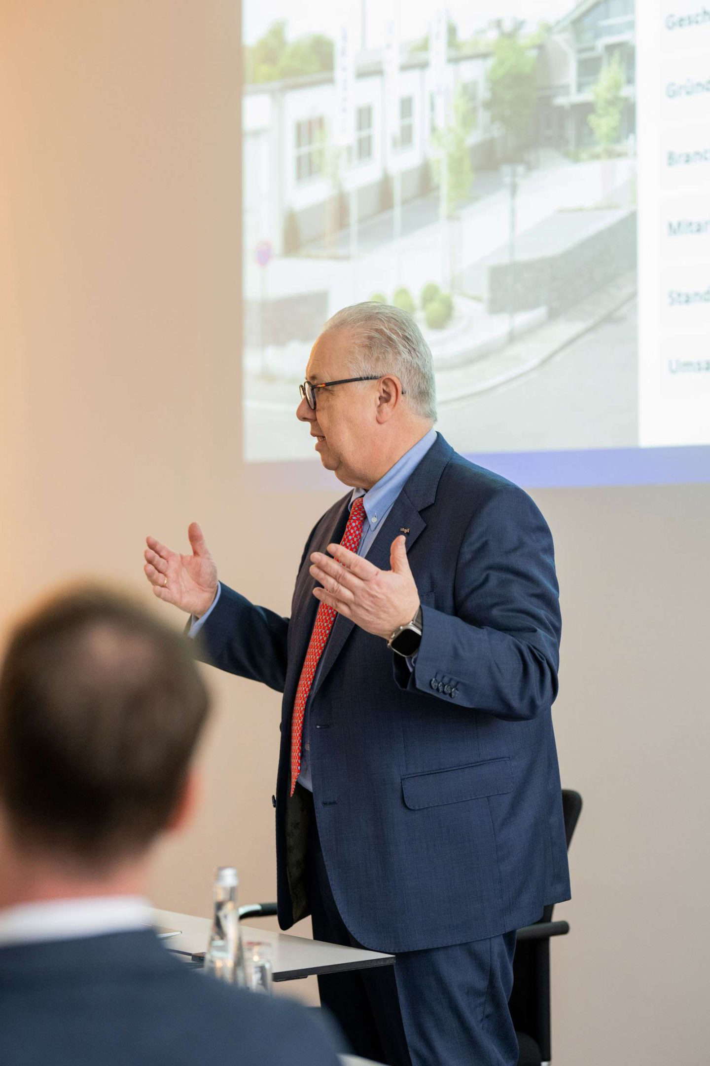 Mann hält Vortrag bei Geschäftspräsentation