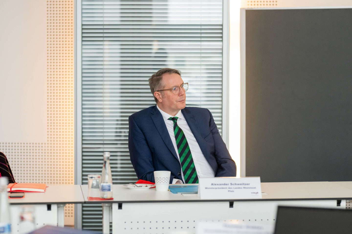 Geschäftsmann sitzt bei Besprechung im Büro