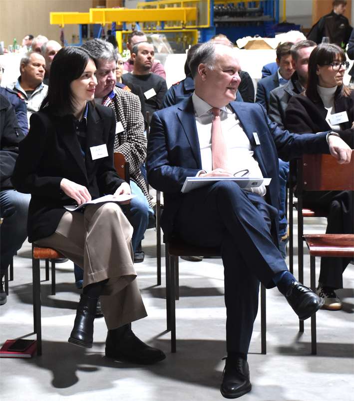 Deltagere i en konference i industrilokalet