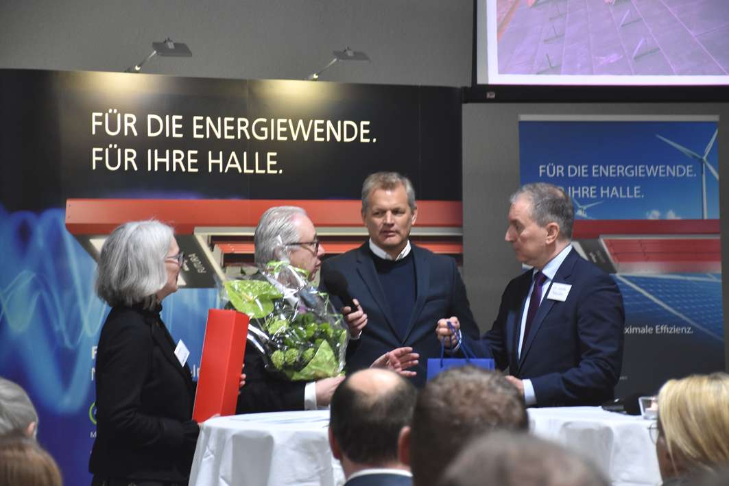 Folk til energievent med banner og mikrofon