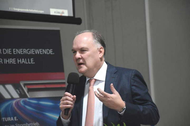 Mand taler med mikrofon på energikonference