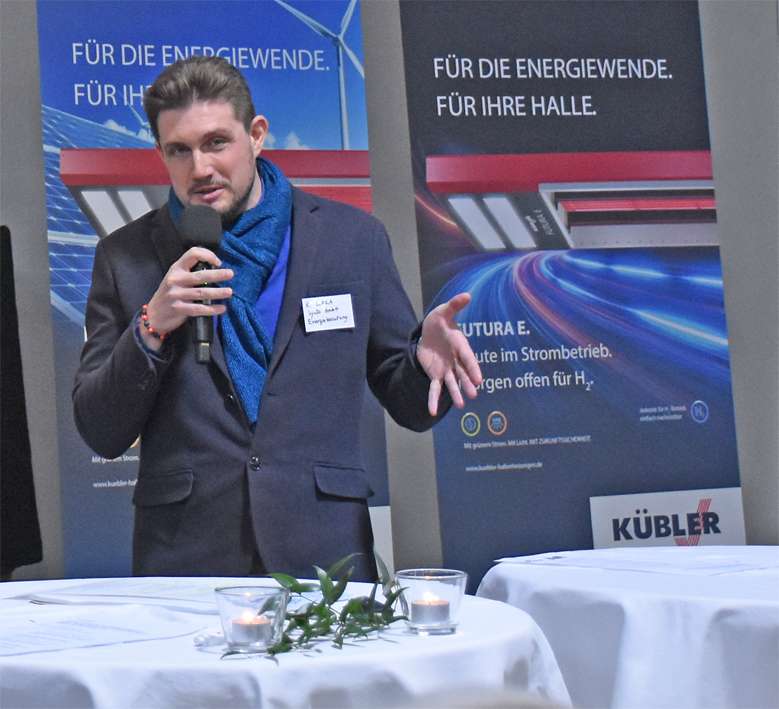 Mand taler med mikrofon ved energiarrangement