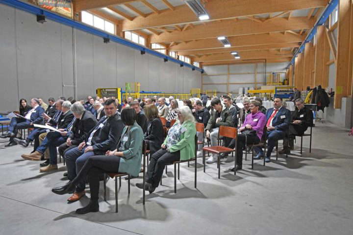 Folk til møde i en industrihal