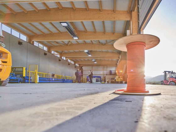 Menschen arbeiten in großer Holzwerkstatt