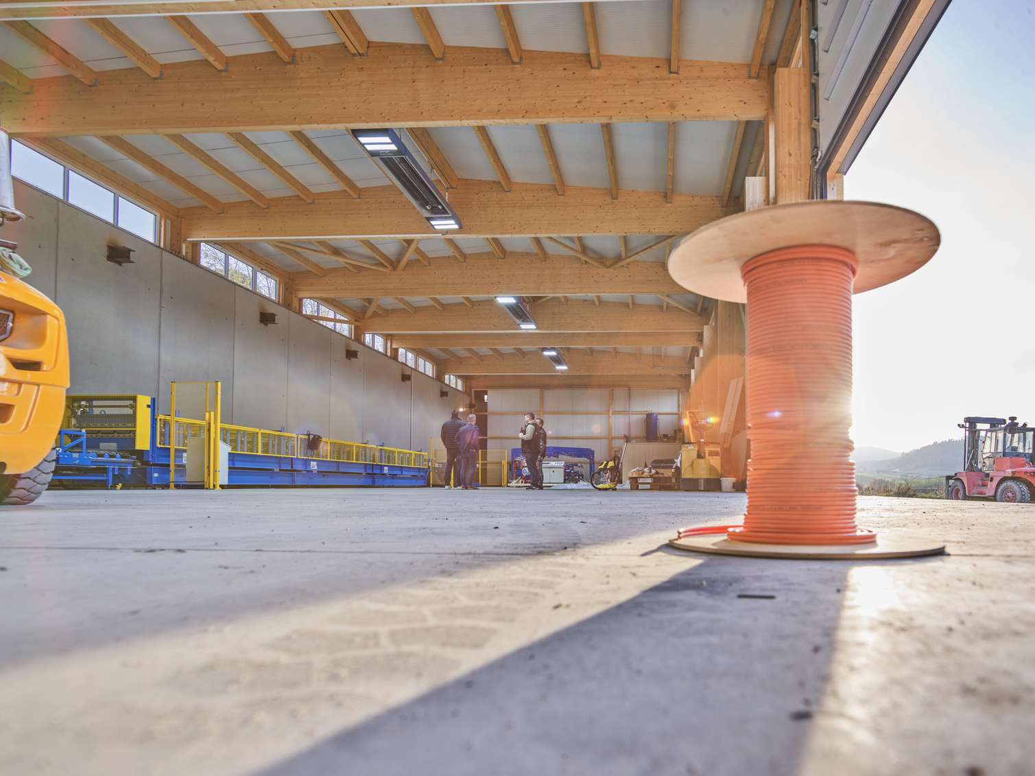 Люди работают в большой деревообрабатывающей мастерской