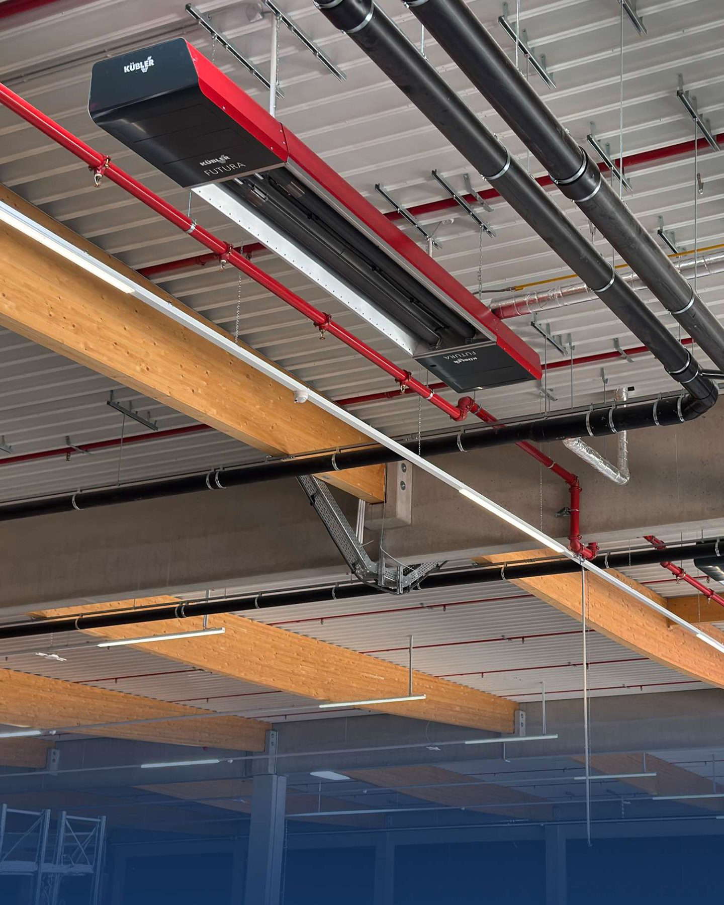 Moderne loftsinstallation i industrihal