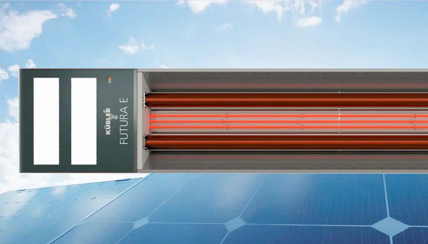 Industriegebäude mit Solarpaneelen und orangefarbigen Rollen