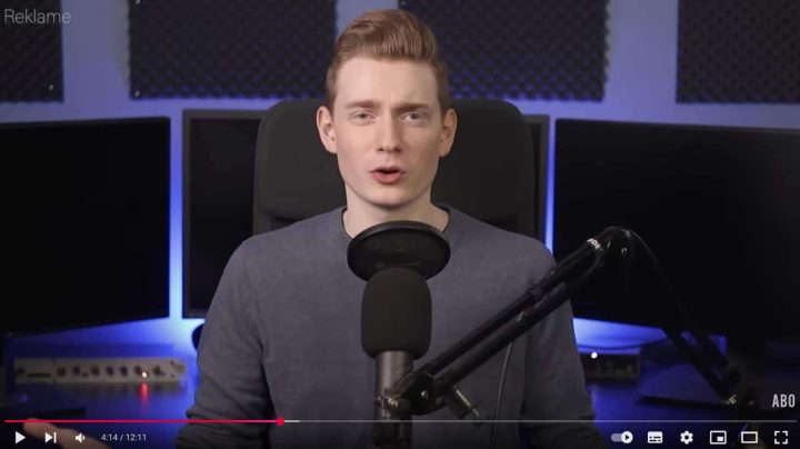 Мужчина говорит в микрофон на видеосъемке